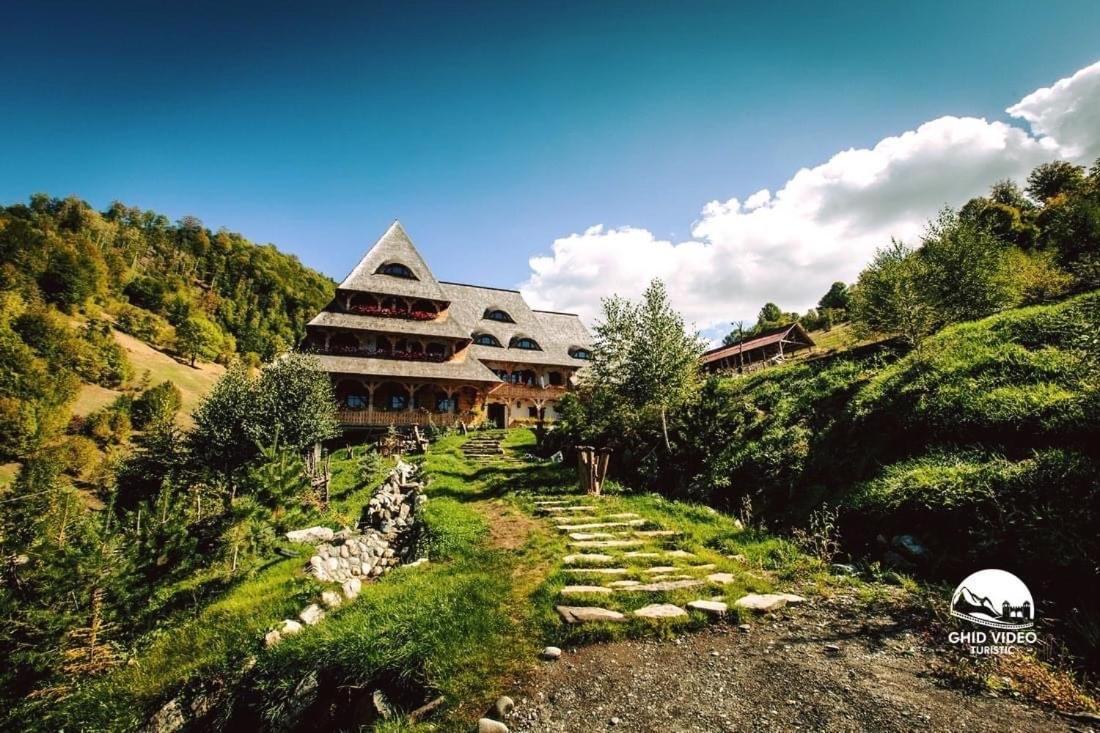 Conacul Drahneilor Hotel Ruscova Exterior photo