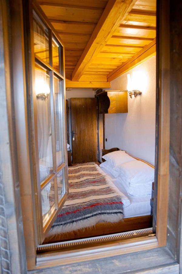 Conacul Drahneilor Hotel Ruscova Exterior photo