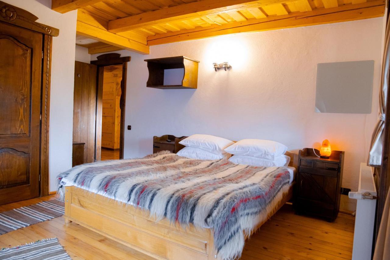Conacul Drahneilor Hotel Ruscova Exterior photo
