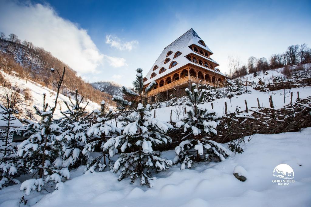 Conacul Drahneilor Hotel Ruscova Exterior photo
