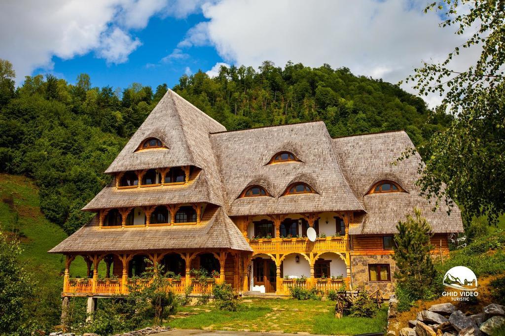 Conacul Drahneilor Hotel Ruscova Exterior photo